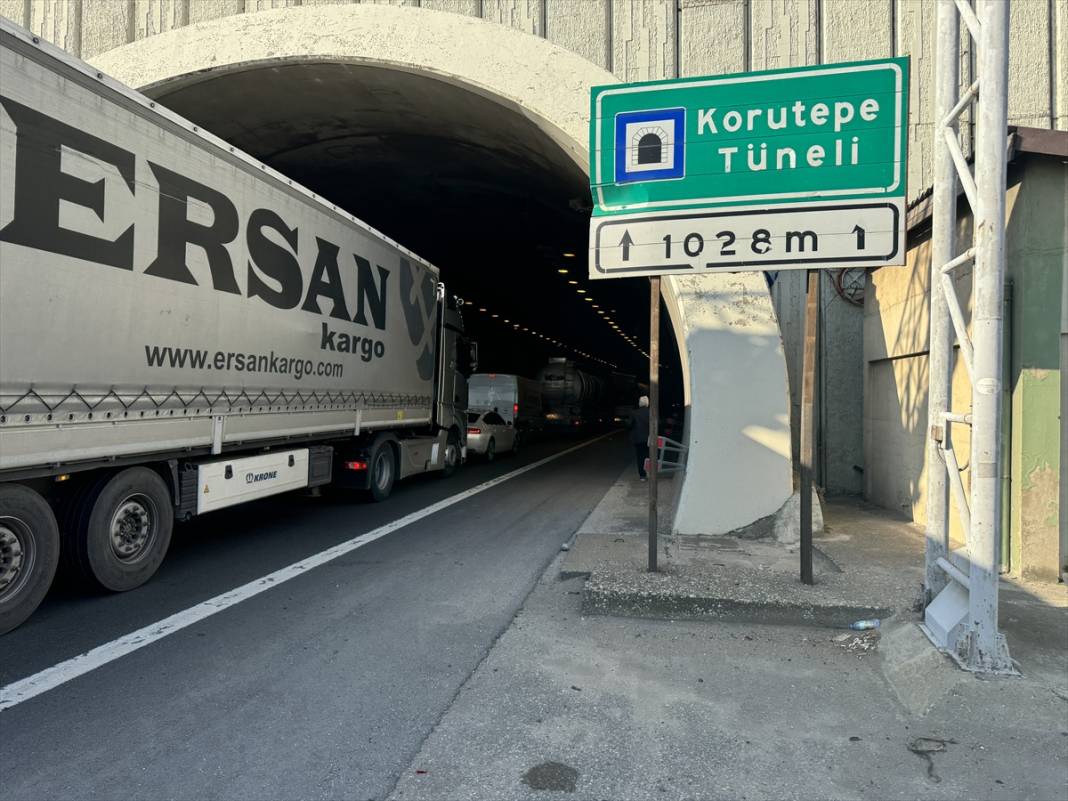 Tünelde 2’si otobüs, 1’i TIR 3 araç birbirine girdi! Yaralılar var 2